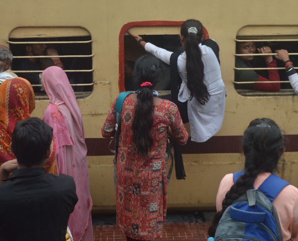 Photos: युवतियों में खिड़की से फानकर ट्रेन में घुसने की होड़, भागलपुर जंक्शन पर 188 बेटिकट यात्री धराए… 4 26Bha 34 26102024 6