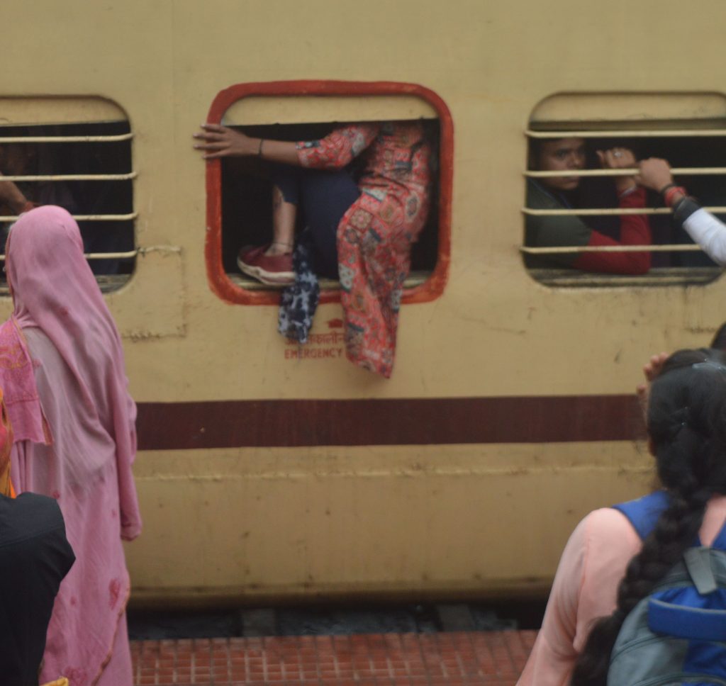 Photos: युवतियों में खिड़की से फानकर ट्रेन में घुसने की होड़, भागलपुर जंक्शन पर 188 बेटिकट यात्री धराए… 3 26Bha 36 26102024 6