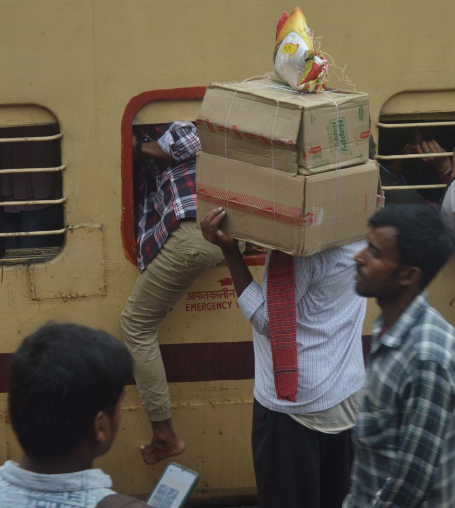 Photos: युवतियों में खिड़की से फानकर ट्रेन में घुसने की होड़, भागलपुर जंक्शन पर 188 बेटिकट यात्री धराए… 5 26Bha 37 26102024 6
