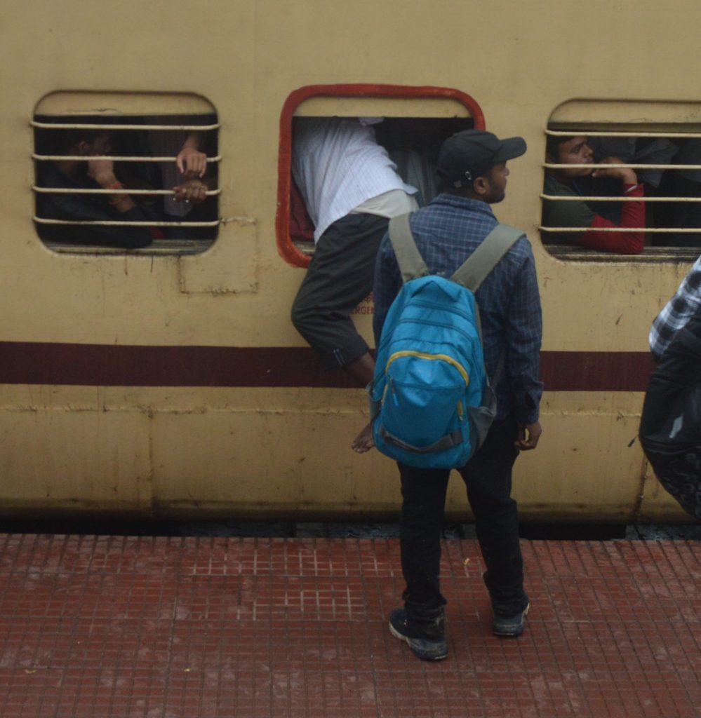 Photos: युवतियों में खिड़की से फानकर ट्रेन में घुसने की होड़, भागलपुर जंक्शन पर 188 बेटिकट यात्री धराए… 6 26Bha 38 26102024 6