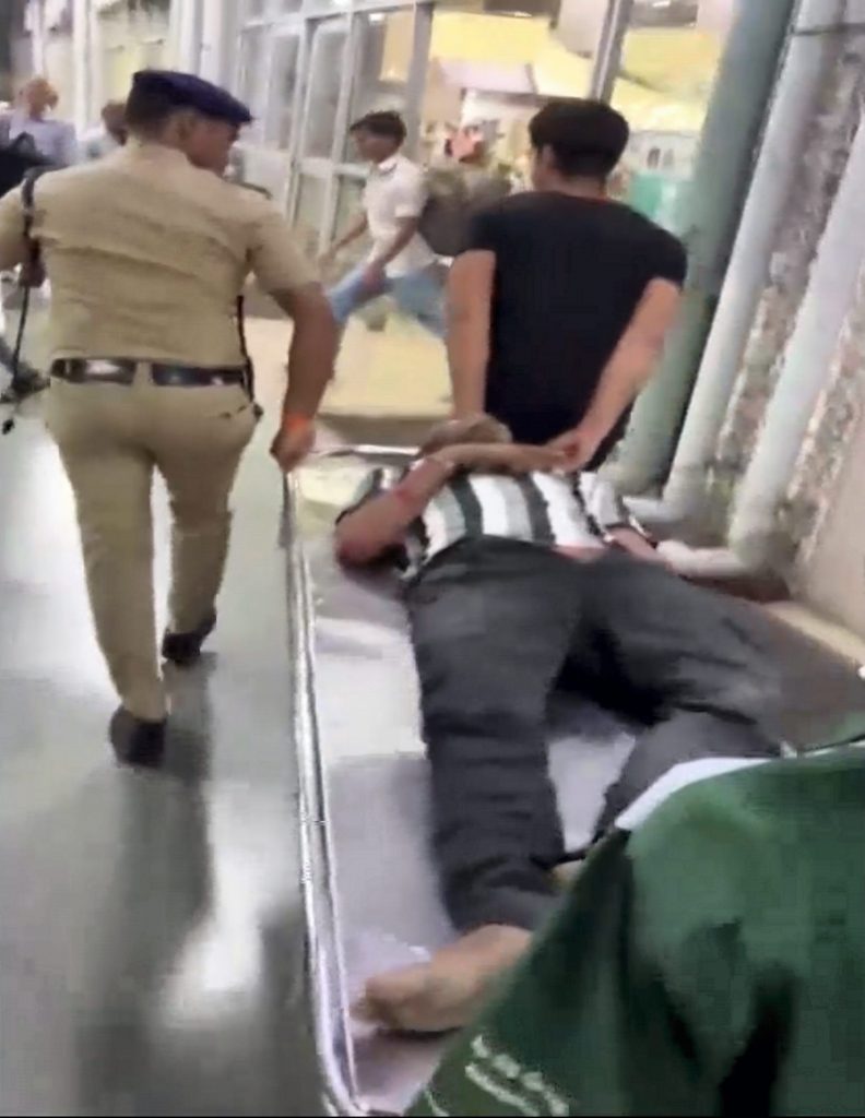 Bandra Terminus Stampede : रेलवे स्टेशन पर मची भगदड़, घायल को चादर में लपेटकर दौड़े लोग, भयावह वीडियो आया सामने 1 27101 Pti10 27 2024 000014B