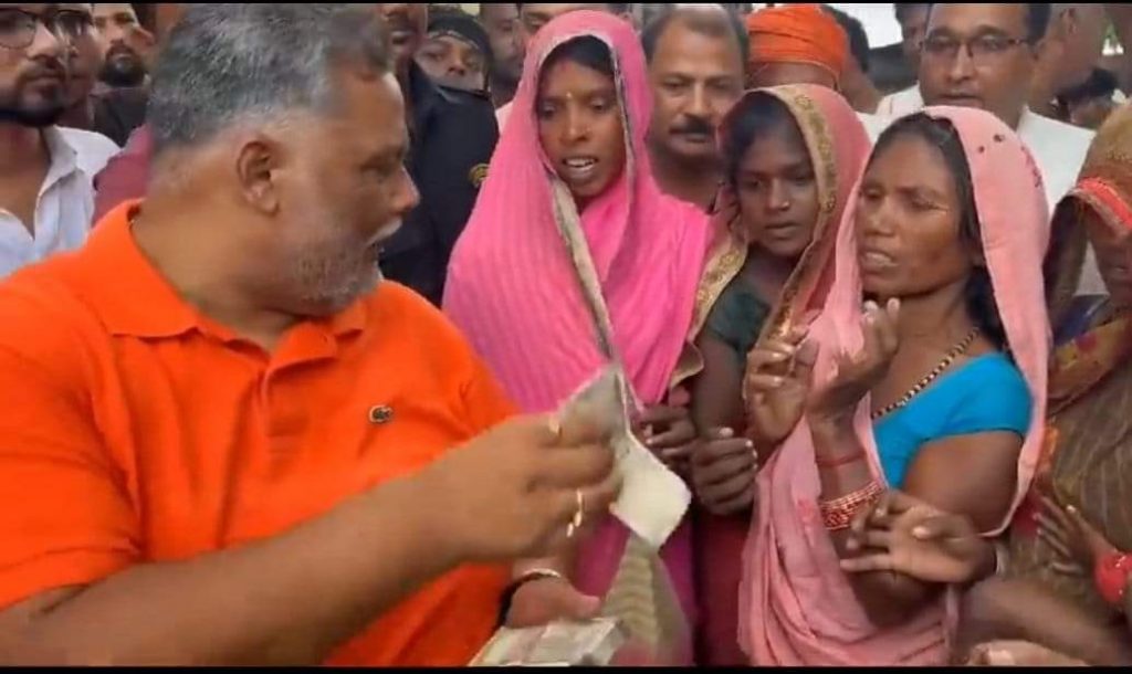 Bihar Flood Photo : दरभंगा व मुजफ्फरपुर में तैरती दिखी जिंदगी, डूबते लोगों को बचाने के लिए बढ़े हाथ 8 2Dd4D7Af 74B2 4Eca Ba1A Ec98470044Fe