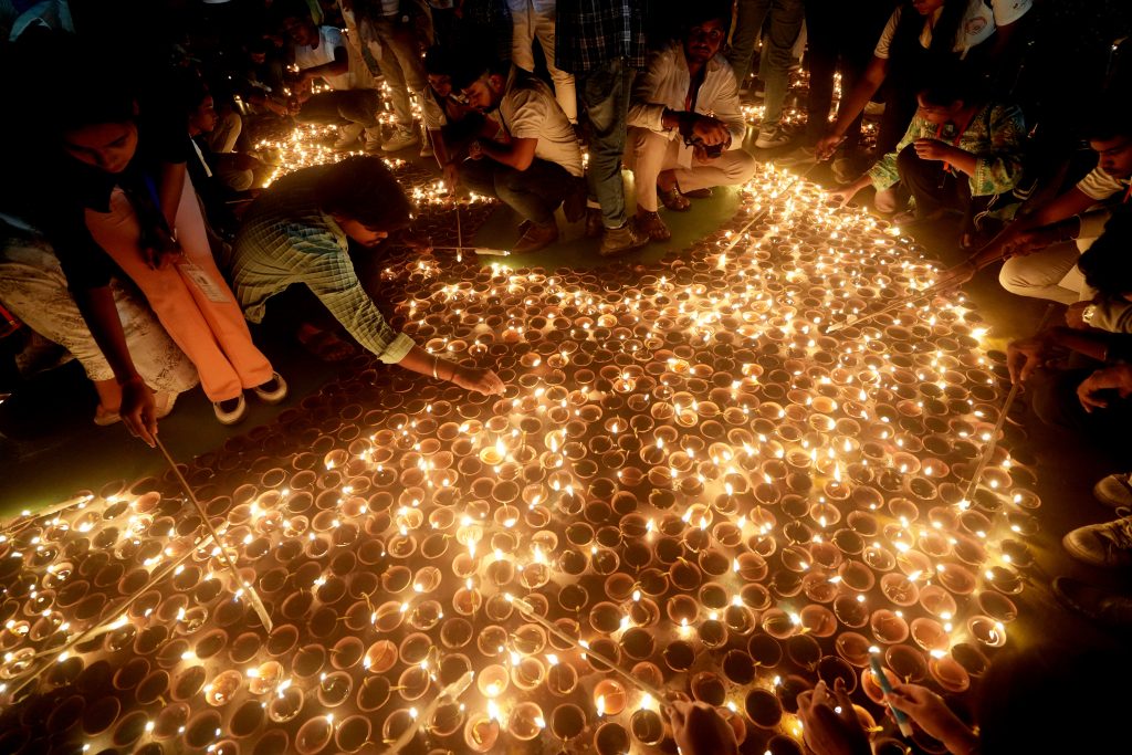 Ayodhya Diwali 2024: कुछ इस तरह जगमगाई अयोध्या, बने दो नए ‘गिनीज वर्ल्ड रिकॉर्ड’, देखें फोटो और वीडियो 1 30101 Pti10 30 2024 000270B