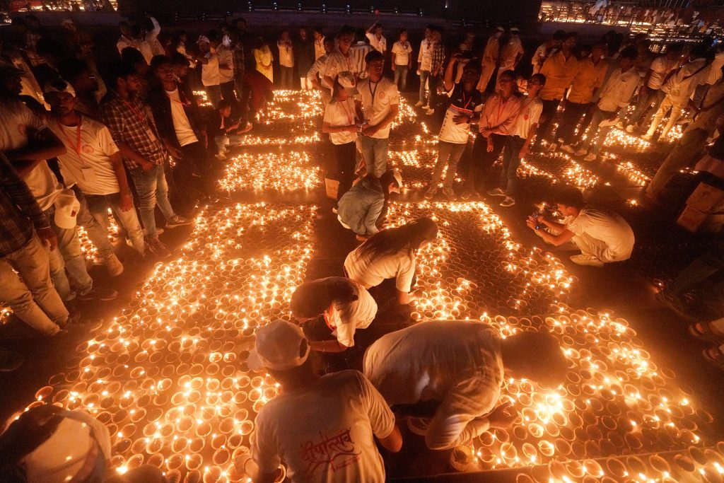 Ayodhya Diwali 2024: कुछ इस तरह जगमगाई अयोध्या, बने दो नए ‘गिनीज वर्ल्ड रिकॉर्ड’, देखें फोटो और वीडियो 2 30101 Pti10 30 2024 000284A