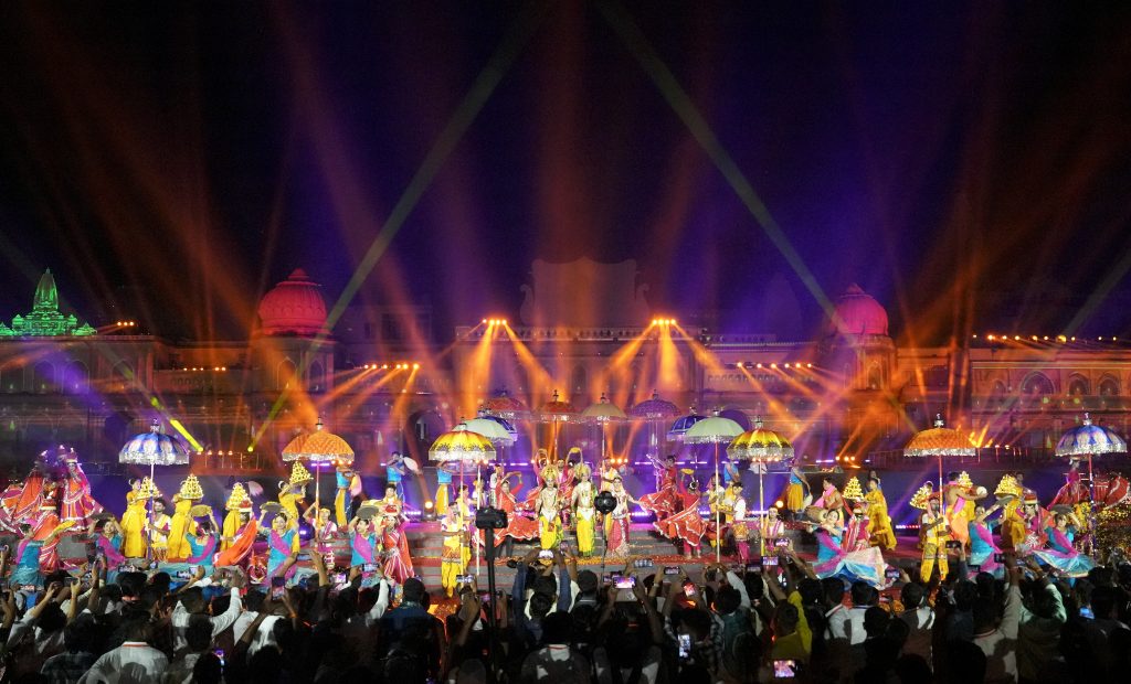 Ayodhya Diwali 2024: कुछ इस तरह जगमगाई अयोध्या, बने दो नए ‘गिनीज वर्ल्ड रिकॉर्ड’, देखें फोटो और वीडियो 4 30101 Pti10 30 2024 000310B