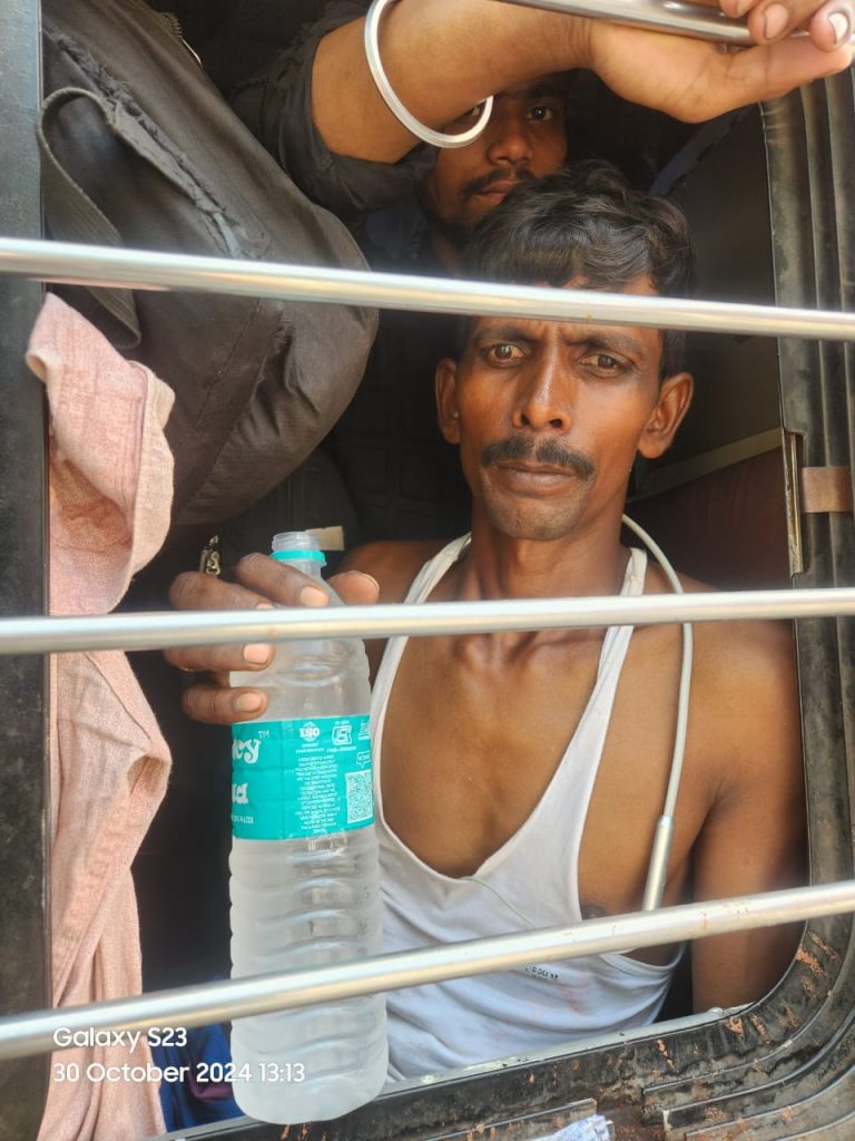Photos: बिहार की ट्रेनों में टॉयलेट के अंदर भी ठूंसी दिख रही भीड़, त्योहार में बेदम होकर लोग आ रहे घर 7 30Pat 194 30102024 2 1