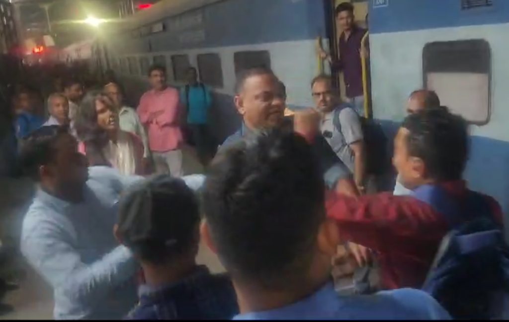 Photos: पटना जंक्शन पर गैर युवक के साथ अपनी सिपाही पत्नी को देख भड़का पति, जमकर हुई मारपीट... 7 30Pat 245 30102024 2