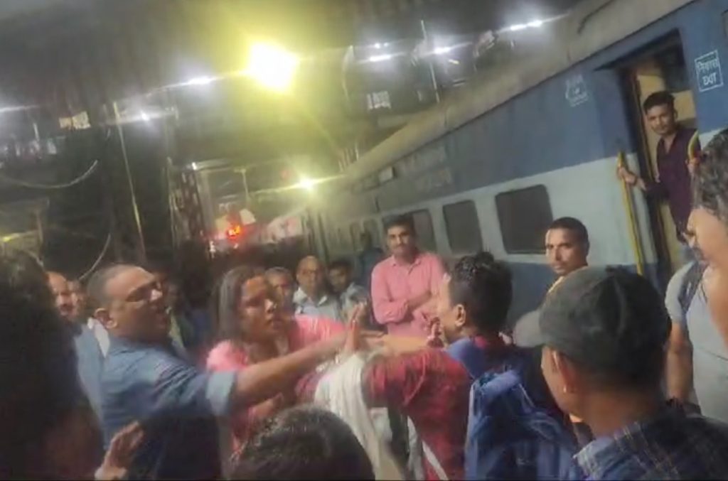 Photos: पटना जंक्शन पर गैर युवक के साथ अपनी सिपाही पत्नी को देख भड़का पति, जमकर हुई मारपीट... 8 30Pat 246 30102024 2