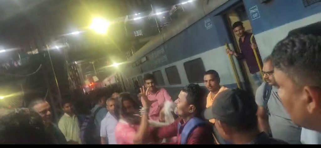 Photos: पटना जंक्शन पर गैर युवक के साथ अपनी सिपाही पत्नी को देख भड़का पति, जमकर हुई मारपीट... 4 30Pat 247 30102024 2