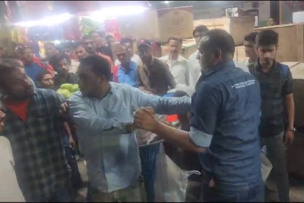 Photos: पटना जंक्शन पर गैर युवक के साथ अपनी सिपाही पत्नी को देख भड़का पति, जमकर हुई मारपीट... 5 30Pat 248 30102024 2