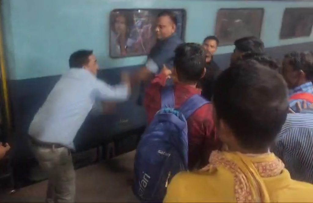 Photos: पटना जंक्शन पर गैर युवक के साथ अपनी सिपाही पत्नी को देख भड़का पति, जमकर हुई मारपीट... 1 30Pat 250 30102024 2