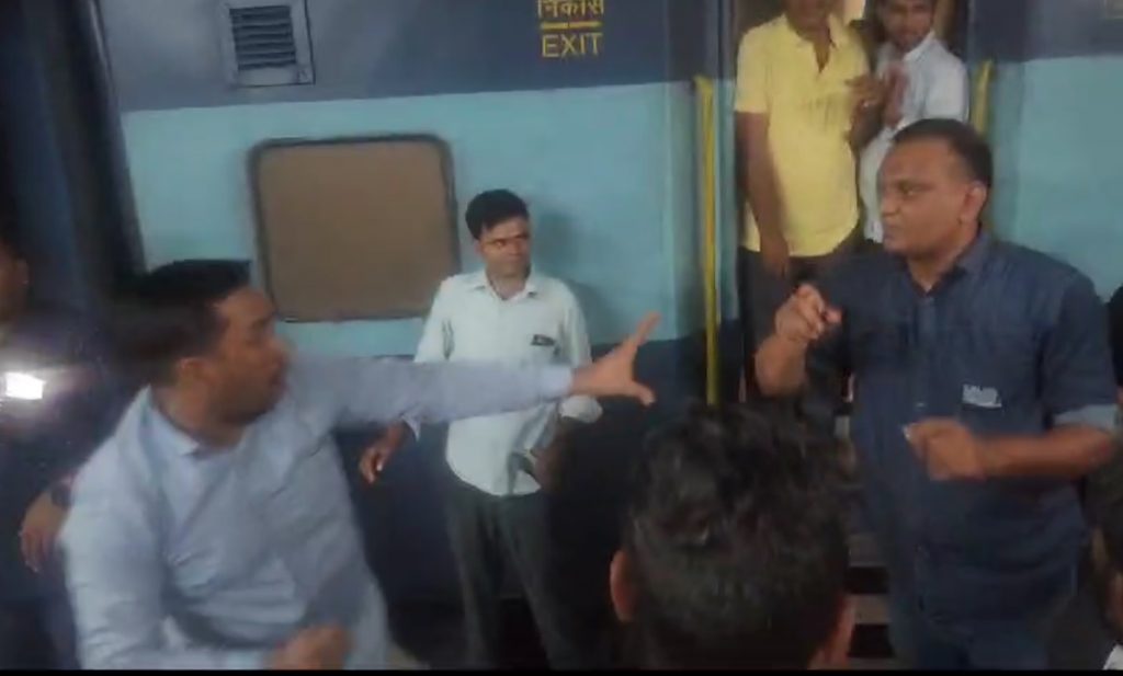 Photos: पटना जंक्शन पर गैर युवक के साथ अपनी सिपाही पत्नी को देख भड़का पति, जमकर हुई मारपीट... 2 30Pat 251 30102024 2