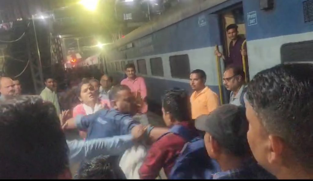 Photos: पटना जंक्शन पर गैर युवक के साथ अपनी सिपाही पत्नी को देख भड़का पति, जमकर हुई मारपीट... 3 30Pat 252 30102024 2