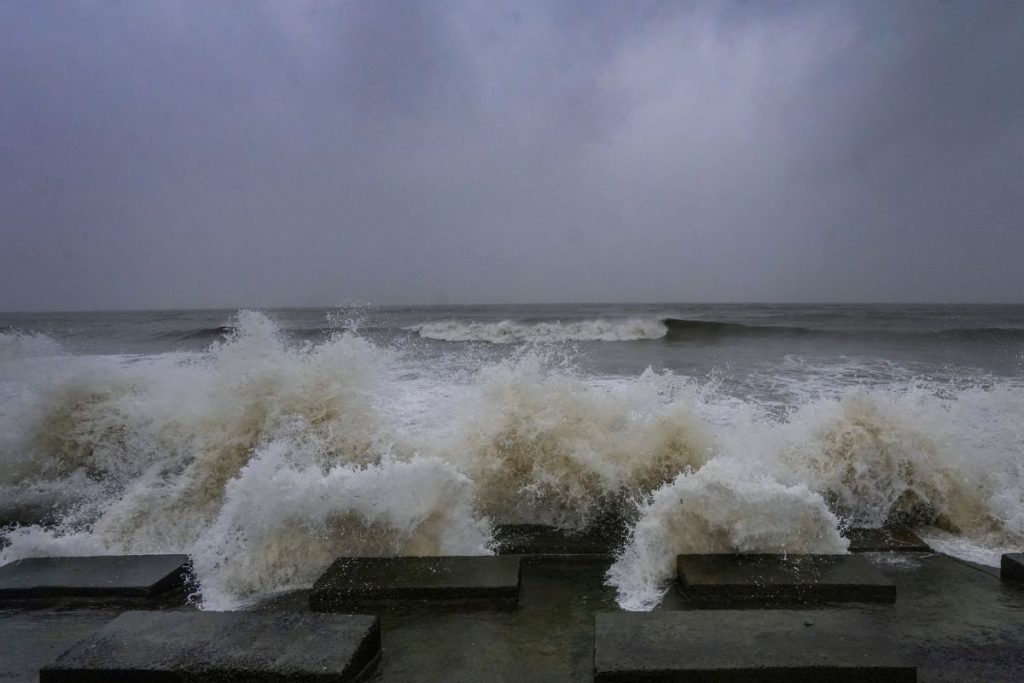 Cyclone Dana Live Tracker: ओडिशा के करीब पहुंचा चक्रवाती तूफान ‘दाना’, भारी बारिश, उड़ानें रद्द 1 Cyclone Dana 1 1