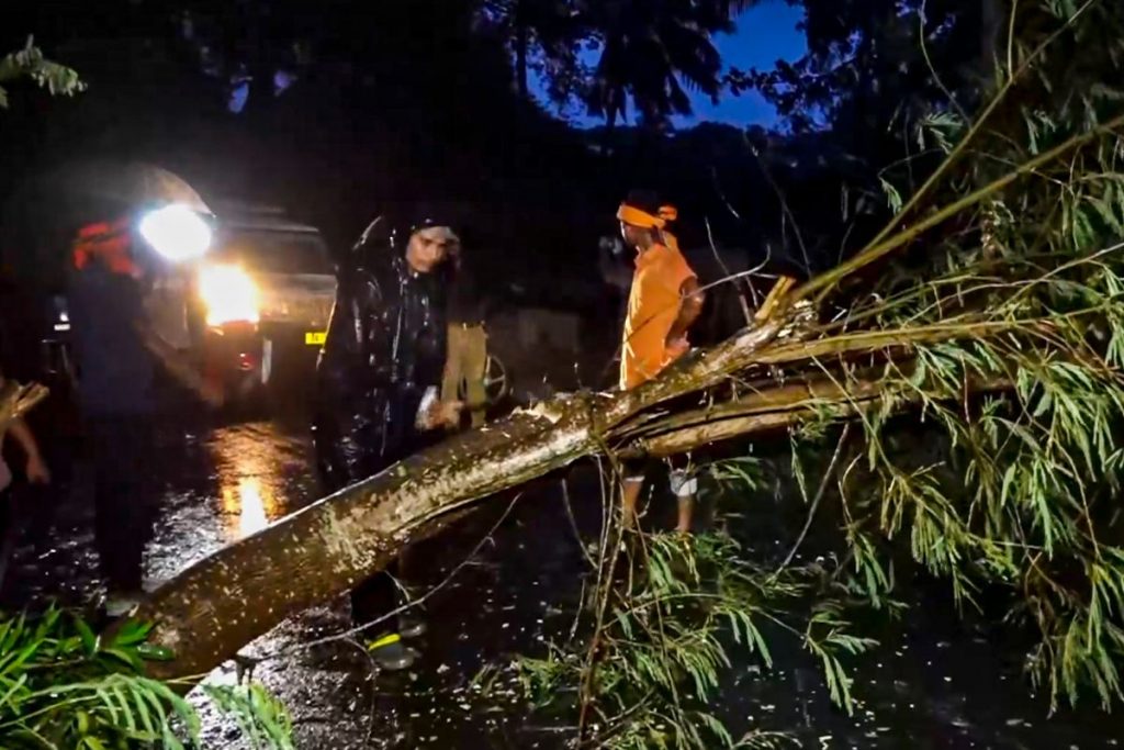 Cyclone Dana Live Tracker: ओडिशा के करीब पहुंचा चक्रवाती तूफान ‘दाना’, भारी बारिश, उड़ानें रद्द 2 Cyclone Dana 2
