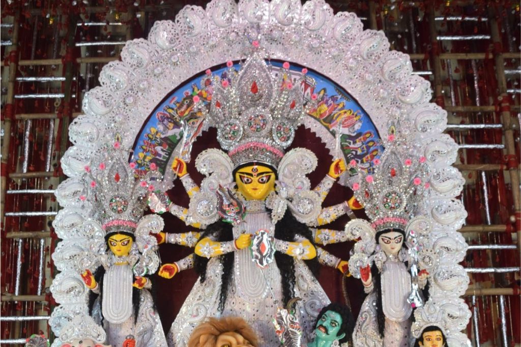 Bengal Durga Puja 2024 : कोलकाता के ये पूजा पंडाल बने लोगों के आकर्षण का केंद्र 5 Durga Puja 342125