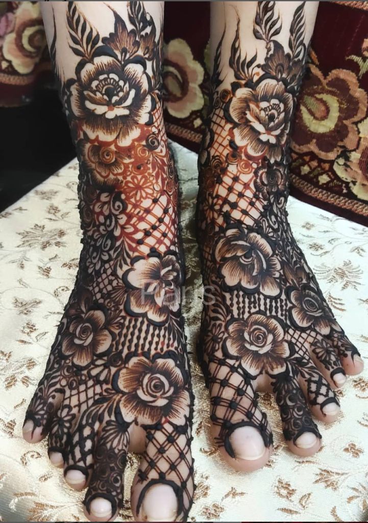 Karwa Chauth Feet Mehndi Design: पैरों पर लगाएं ये 5 बेस्ट और लेटेस्ट मेहंदी डीजाइन, करें ट्राई 1 Floral