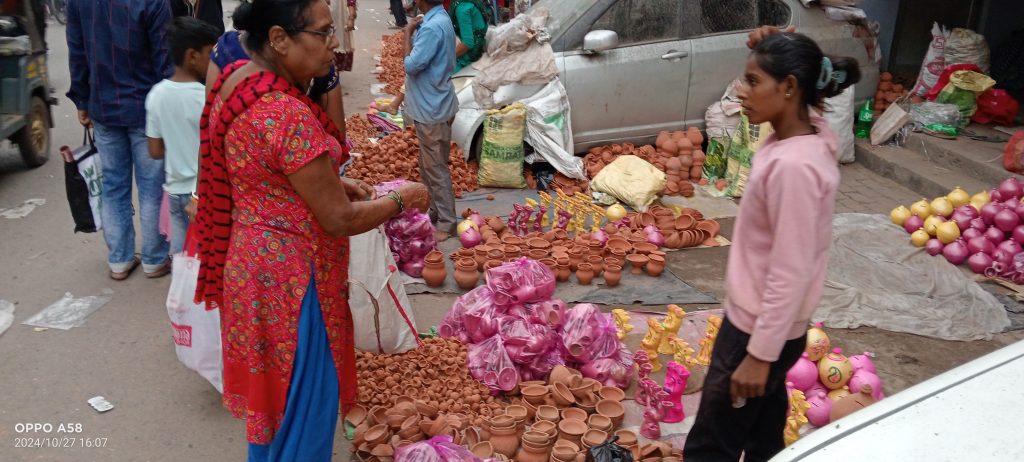 Diwali 2024: दिवाली को लेकर गया के इन बाजारों में बढ़ी रौनक, 150 से 1200 रुपये में बिक रहा घरकुंडा 1 Gb