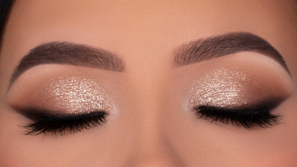 Karwa Chauth Eye Makeup: इस करवा चौथ कीजिए आंखों पर ये 5 तरह का सुंदर मेकअप, करें ट्राई 2 Glitter