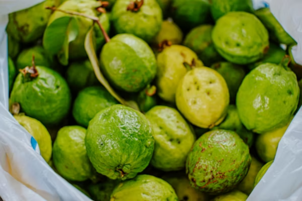 Guava Chat Salad Recipe For Winter: सर्दियों में जरूर आनंद ले अमरूद चाट सलाद का स्वाद 2 Guava Chutney Recipe