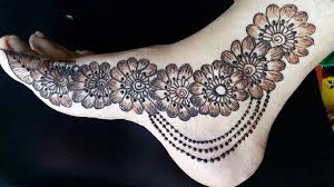 Karwa Chauth Feet Mehndi Design: पैरों पर लगाएं ये 5 बेस्ट और लेटेस्ट मेहंदी डीजाइन, करें ट्राई 3 Gulav