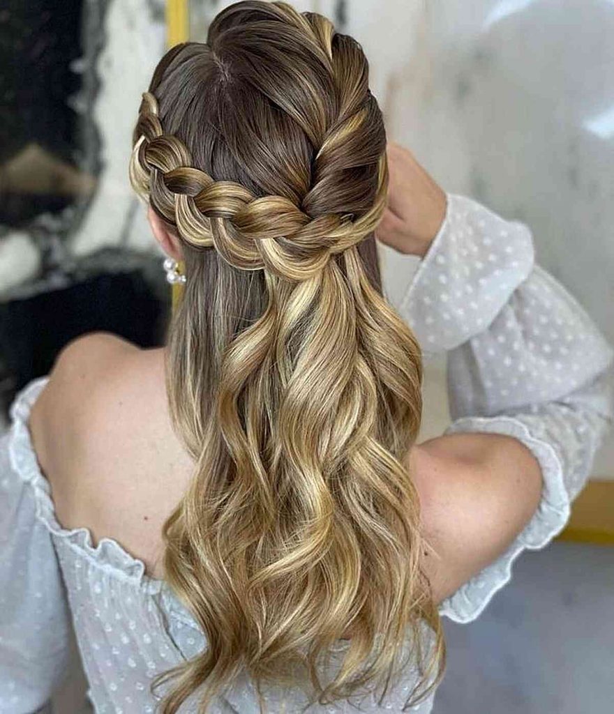 Diwali Hairstyle Ideas : इस दिवाली आउटफिट को बनाएं और ज्यादा खास ये 5 यूनिक हेयरस्टाइल के साथ 3 Half 1