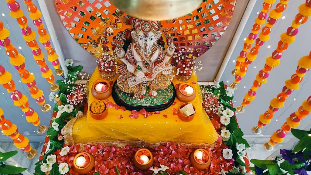 Diwali Mandir Decoration Ideas: इस दीपावली मंदीर को सजाएं ये 5 अनोखे अंदाज में, जानें 1 Mandir
