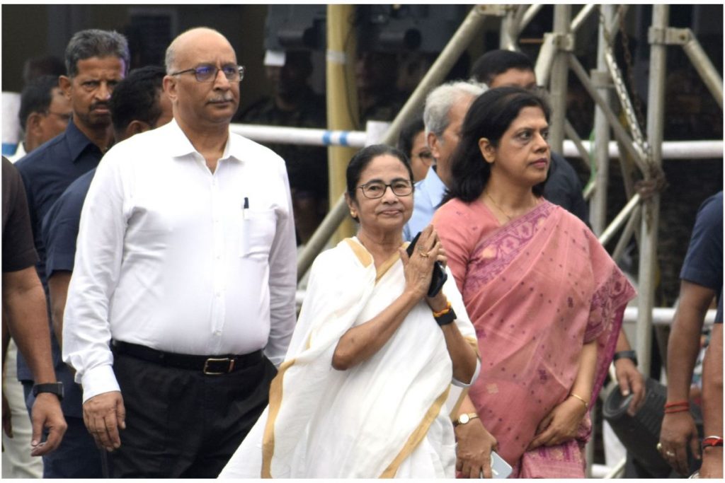 Durga Puja Carnival 2024 : दुर्गा पूजा कार्निवाल में ममता बनर्जी दिखी अलग अंदाज में,जानें क्या है वजह 2 Mamata Banerjee 21