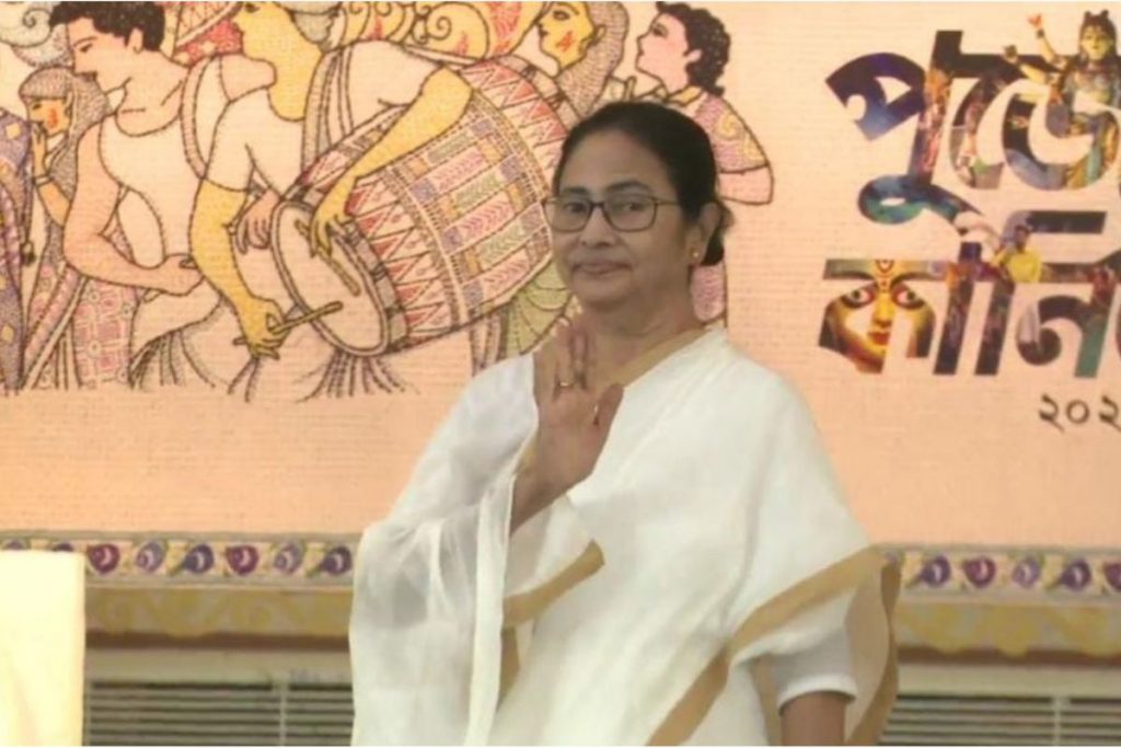 Durga Puja Carnival 2024 : दुर्गा पूजा कार्निवाल में ममता बनर्जी दिखी अलग अंदाज में,जानें क्या है वजह 5 Mamata Banerjee 21222 1