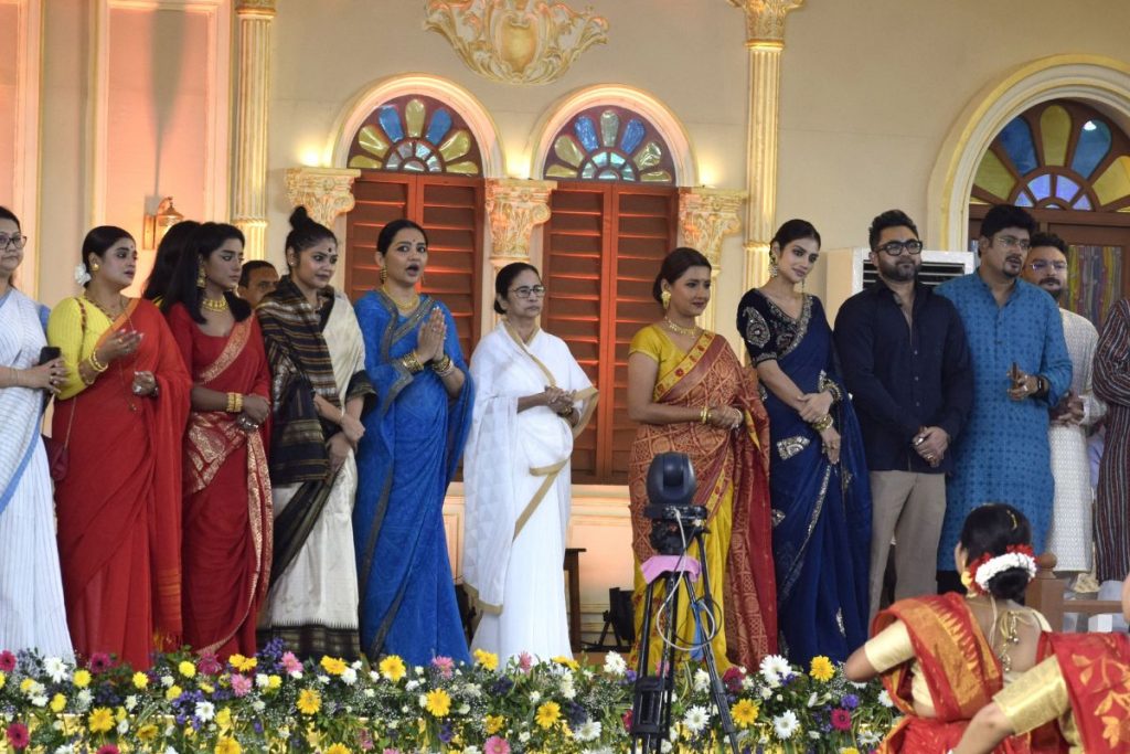 Durga Puja Carnival 2024 : दुर्गा पूजा कार्निवाल में ममता बनर्जी दिखी अलग अंदाज में,जानें क्या है वजह 1 Mamata Banerjee 62