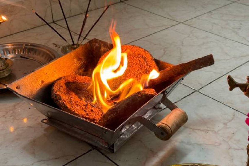 Navratri Navami Havan: अष्टमी-नवमी पर क्यों किया जाता है हवन, न करें ऐसी गलती, देखें हवन सामग्री लिस्ट 2 New Project 2024 10 07T103536.398