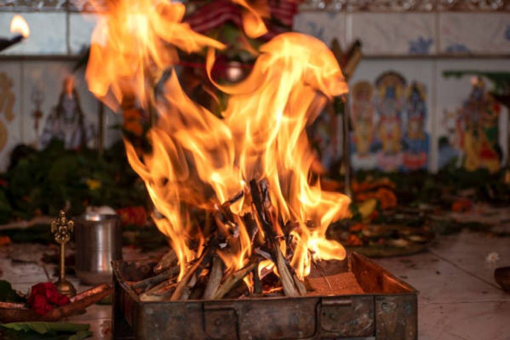 Navratri Navami Havan: अष्टमी-नवमी पर क्यों किया जाता है हवन, न करें ऐसी गलती, देखें हवन सामग्री लिस्ट 1 New Project 2024 10 07T103551.534 1