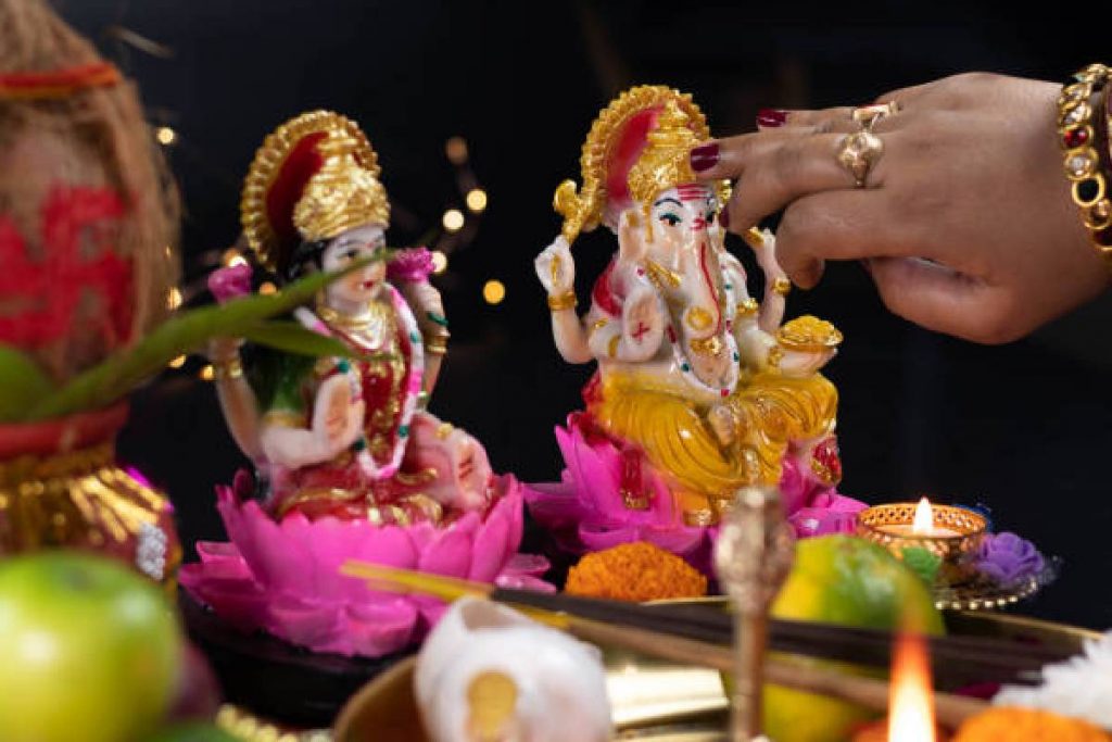 Diwali Upay: दिवाली पर करें छोटा सा उपाय, बिन बुलाए घर आएंगी देवी लक्ष्मी 2 New Project 2024 10 16T091909.188