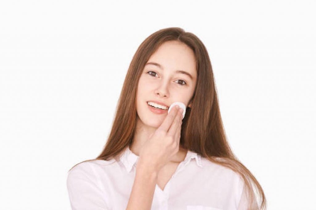 Skincare Tips For Oily Skin: अगर आपकी भी है तैलीय त्वचा तो न करें इन 3 चीजों का इस्तेमाल 2 New Project 2024 10 21T135755.263