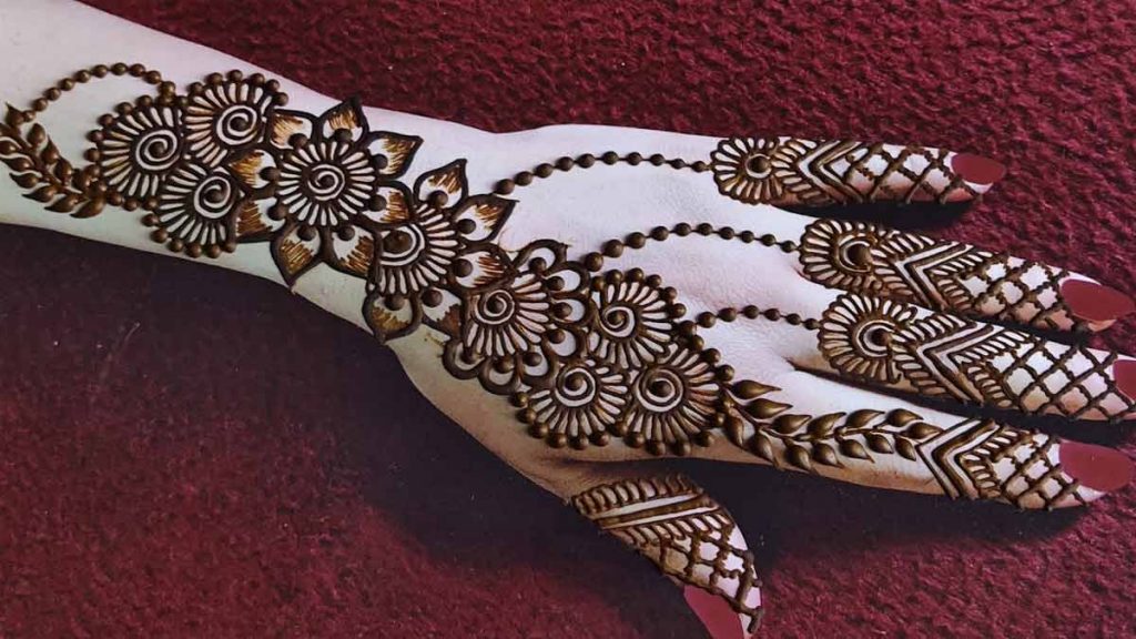 Karwa Chauth Mehndi Design: यहां है कुछ 5 लेटेस्ट मेहंदी डीजाईन, आप भी करें ट्राई 1 Phool