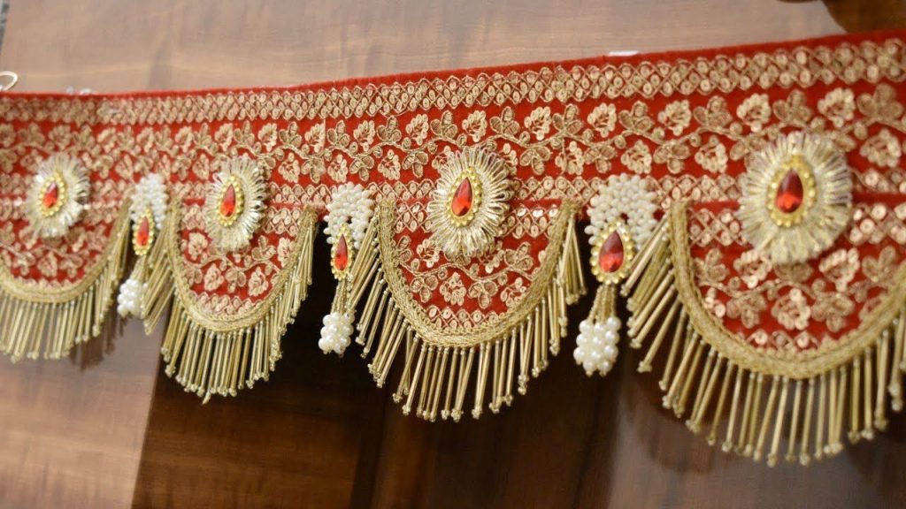 Diwali Toran Ideas: दिवाली के दिन गेट के बाहर लगाएं ये 5 चीजों से बने तोरण को, जानें 5 Saree