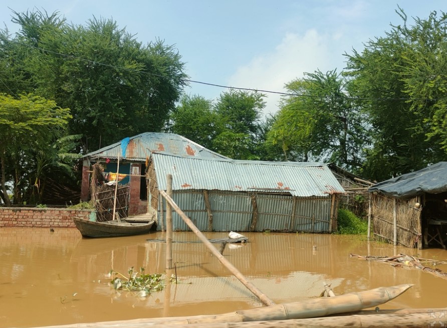 Photos: सहरसा-सुपौल को कोसी ने फिर उजाड़ा, 20 तस्वीरों में देखें लाखों बेघर लोगों की कैसे कट रही जिंदगी... 14 Screenshot 2024 10 04 102512