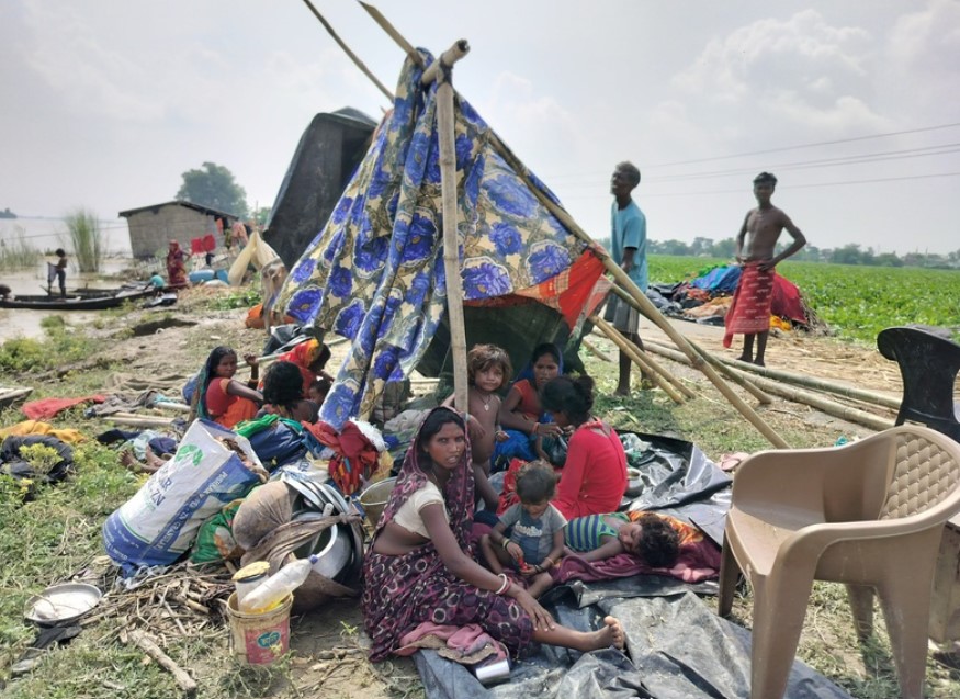 Photos: सहरसा-सुपौल को कोसी ने फिर उजाड़ा, 20 तस्वीरों में देखें लाखों बेघर लोगों की कैसे कट रही जिंदगी... 13 Screenshot 2024 10 04 102526
