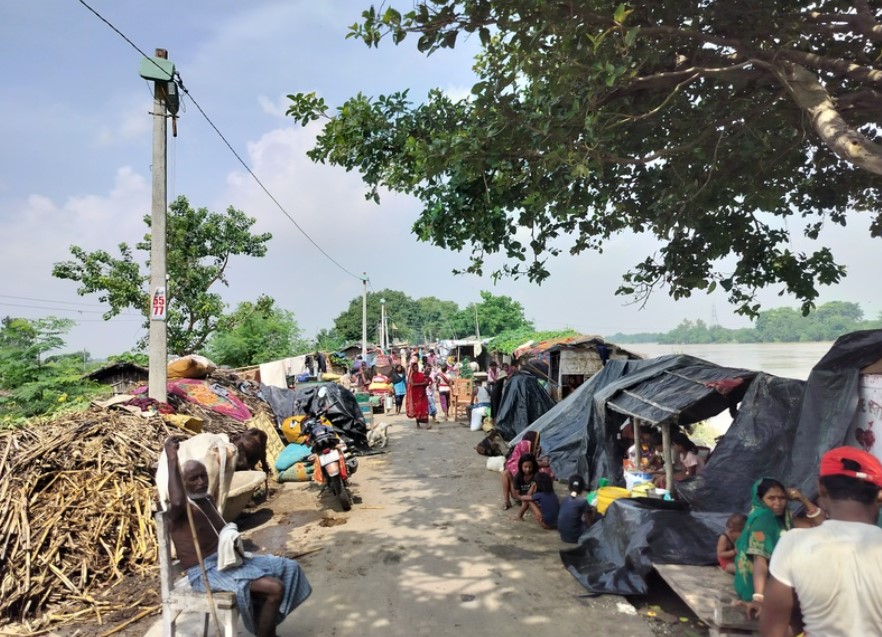 Photos: सहरसा-सुपौल को कोसी ने फिर उजाड़ा, 20 तस्वीरों में देखें लाखों बेघर लोगों की कैसे कट रही जिंदगी... 12 Screenshot 2024 10 04 102545