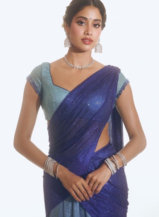 Latest Saree: इस करवा चौथ पहनें ये सुंदर साड़ियां, लगेंगी बेहद खूबसूरत 3 Screenshot 2024 10 11 190553