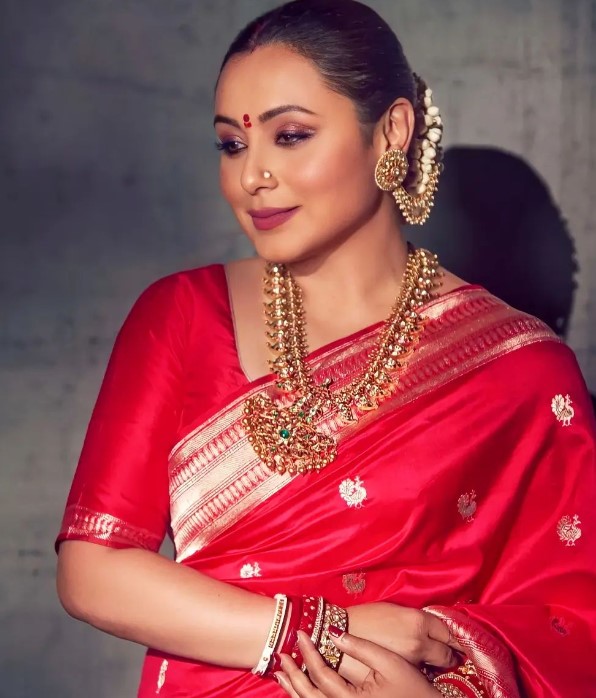 Latest Saree: इस करवा चौथ पहनें ये सुंदर साड़ियां, लगेंगी बेहद खूबसूरत 2 Screenshot 2024 10 11 200322