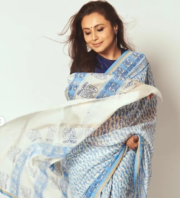 Latest Saree: इस करवा चौथ पहनें ये सुंदर साड़ियां, लगेंगी बेहद खूबसूरत 4 Screenshot 2024 10 11 201202