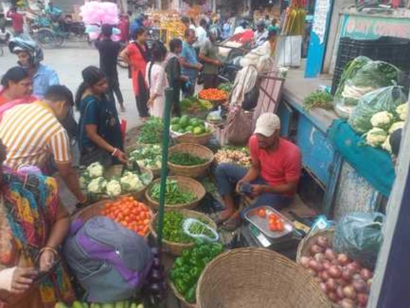 Price Hike: त्योहारी सीजन में महंगाई का झटका, फल-सब्जियों के दाम बढ़ने से लोग परेशान, जानें लेटेस्ट रेट 3 Screenshot 2024 10 21 184453