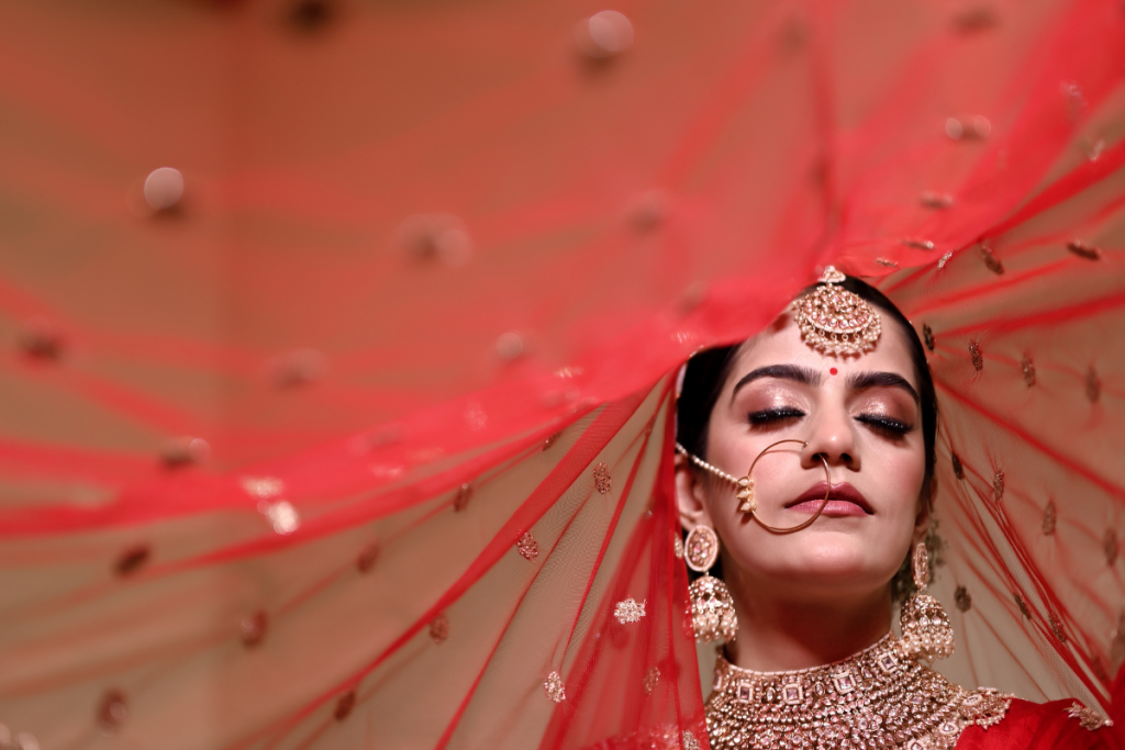 Style Your Dupatta For Karwa Chauth: करवाचौथ पर शादी का दुपट्टा ऐसे करें स्टाइल 2 Style Your Dupatta For Karwa Chauth 1