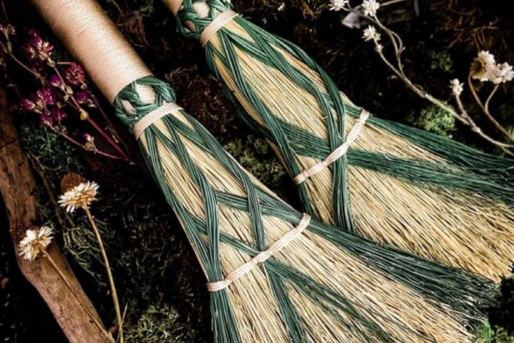 Vastu Tips For Broom: दिवाली पर झाड़ू खरीदने के जान लें नियम 1 Sutarfeni 11