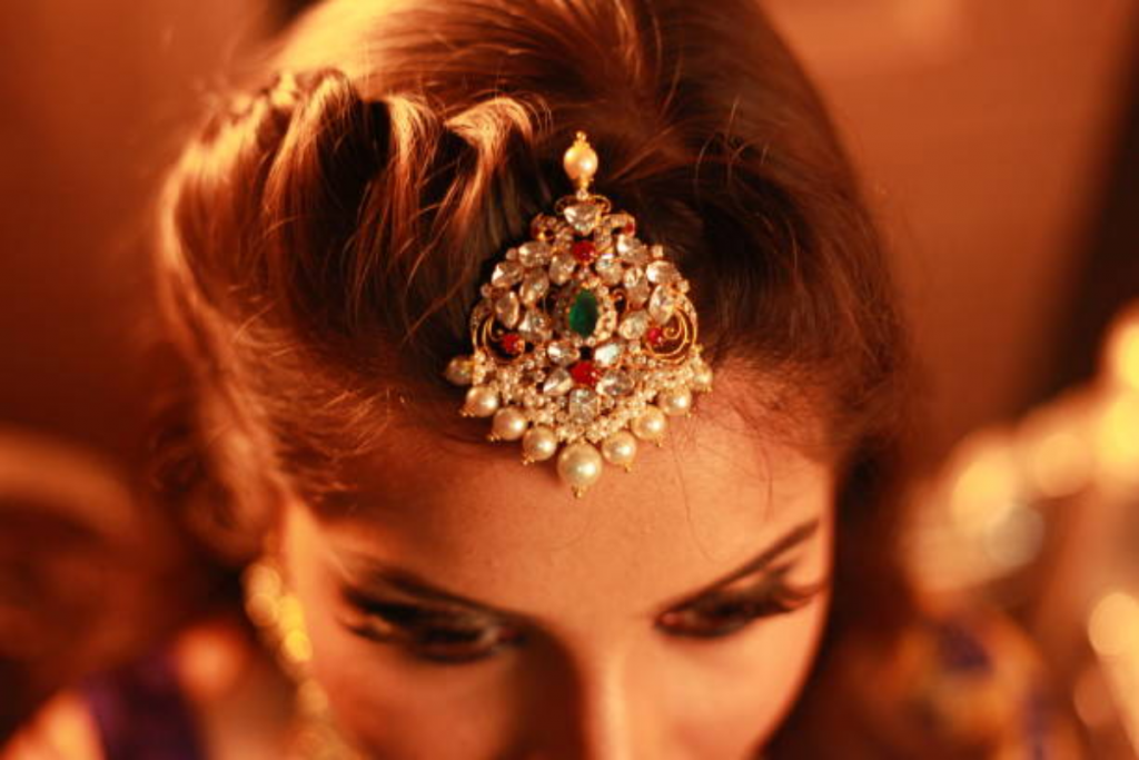 Hairstyles: डांडिया नाइट के लिए बेस्ट हेयरस्टाइल 4 Untitled Design 2024 10 12T171234.682