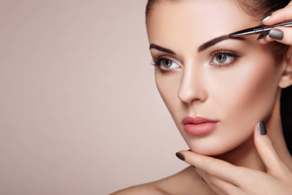 Eyebrow Style: चेहरे के आकार के अनुसार सही आइब्रो शेप कैसे चुनें जानें आसान टिप्स 3 Untitled Design 2024 10 15T091837.733