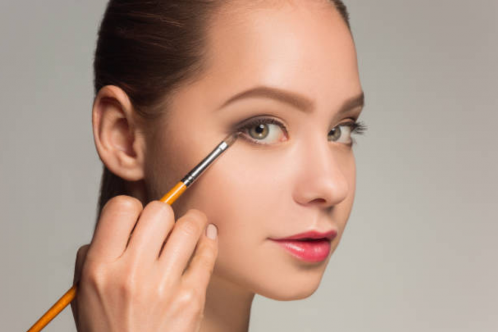 Eyebrow Style: चेहरे के आकार के अनुसार सही आइब्रो शेप कैसे चुनें जानें आसान टिप्स 4 Untitled Design 2024 10 15T092027.382