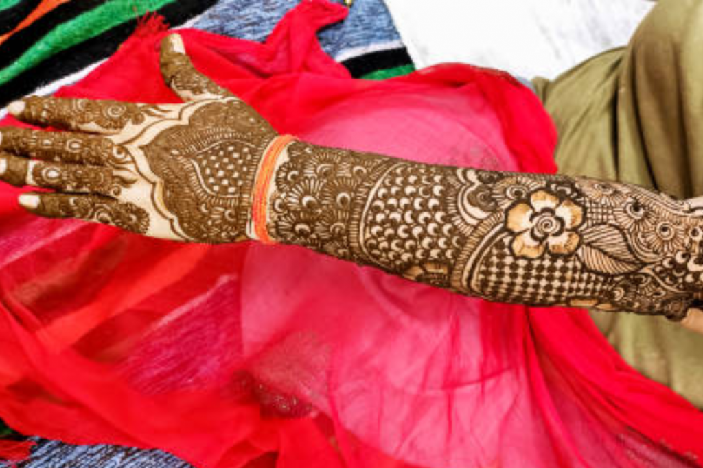 Karva Chauth 2024: पति के नाम की मेहंदी से सजाएं हाथ, गहरा होगा प्यार 2 Untitled Design 2024 10 15T160054.980 1