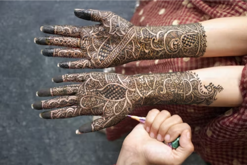 Karva Chauth 2024: पति के नाम की मेहंदी से सजाएं हाथ, गहरा होगा प्यार 4 Untitled Design 2024 10 15T160242.912